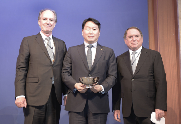▲ 최태원 SK 회장(가운데)이 밴플리트상을 수상한 뒤 토마스 허버드 코리아소사이어티 이사장(오른쪽)과 토마스 번 코리아소사이어티 회장(왼쪽)과 함께 포즈를 취하고 있다.ⓒSK그룹