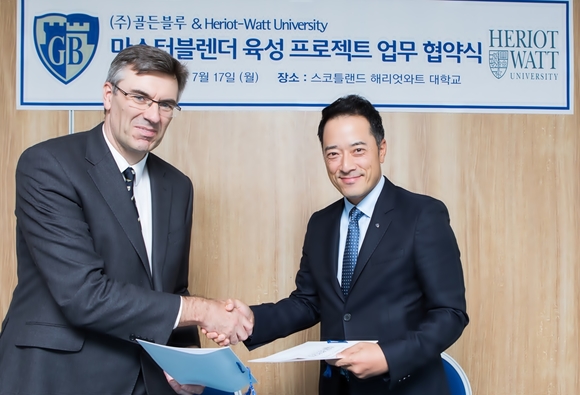 ▲ 골든블루 & 해리엇와트 대학교 MOU 체결식 후, 골든블루 김동욱 대표(오른쪽)와 해리엇와트 대학교 공과대학장 스튜어트 맥그리거(Stuart Macgregor)교수(왼쪽)가 기념촬영을 하고 있다. ⓒ골든블루