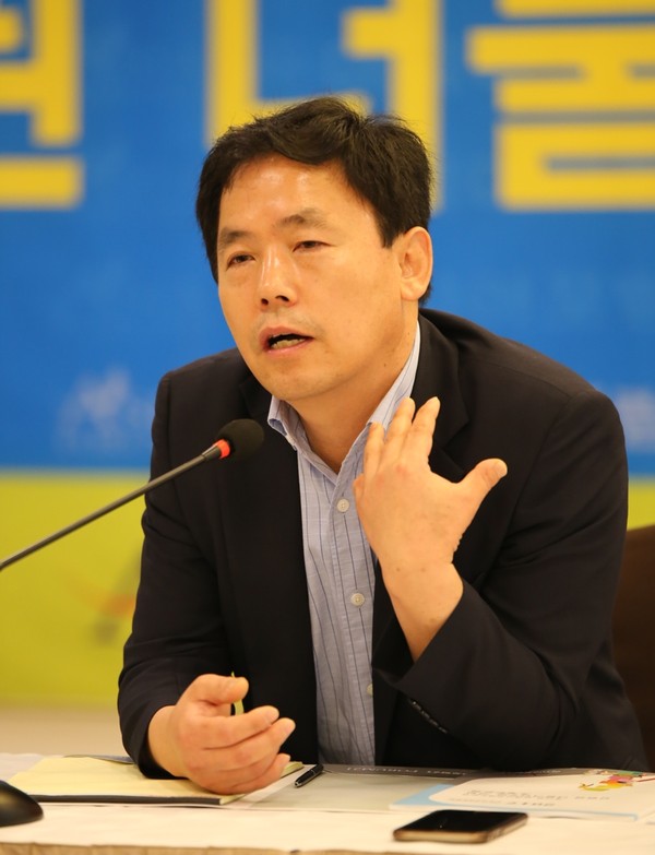 민주당 김현권 의원이 20일 오전 호텔수성에서 열린 아시아포럼21 정책토론회에 통합신공항 이전, TK특위 활동 등에 대한 입장을 밝히고 있다.ⓒ아시아포럼21