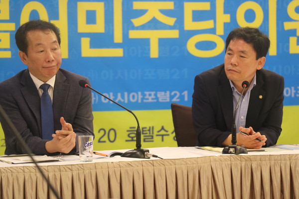 김현권 의원이 20일 아시아포럼21 정책토론회에서 지역 고령화 문제와 지역현안 해결에 적극 나서겠다고 밝혔다. 왼쪽은 최재왕 전 대구신문 사장.ⓒ뉴데일리
