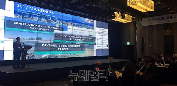 2017 MAIREINFRA SEOUL에서 환영사를 하는 한국재난정보학회 이래철 회장 ⓒ(사)한국재난정보학회