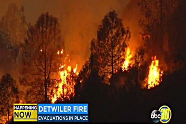미국 캘리포니아 州에서 큰 산불이 발생해 주민 4,000여 명에게 긴급 대피령이 내려졌다. 사진은 관련 美'ABC' 방송 보도 일부.ⓒ美'ABC' 보도영상 화면캡쳐