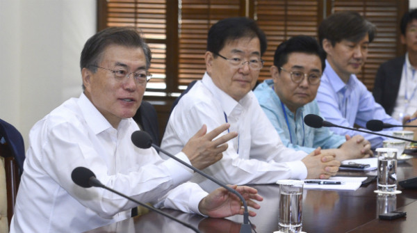 ▲ 문재인 대통령이 20일 오전 청와대에서 열린 수석·보좌관회의에서 모두발언을 하고 있다. 대통령의 사진 오른쪽으로 정의용 국가안보실장, 전병헌 정무수석, 조국 민정수석. ⓒ뉴시스 사진DB