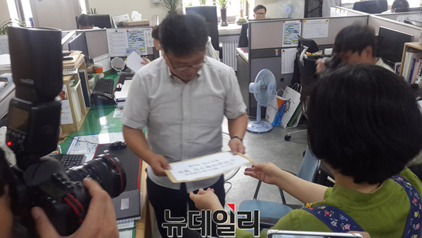 ▲ 충북 청주시민단체가 20일 충북도에 청주시 제2매립장 관련 주민감사 청구서를 제출했다.ⓒ김종혁 기자