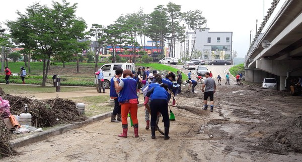 ▲ 피해복구에 지역 내 단체뿐만 아니라 다른 지역의 자원봉사자도 참여했다.ⓒ증평군