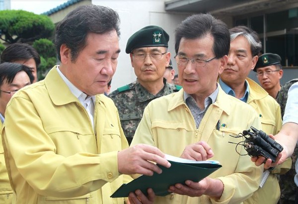 ▲ 지난 17일 충북 폭우 피해 현장을 방문한 이낙연 국무총리에게 이시종 도지사가 피해상황을 설명하고 있다.ⓒ충북도