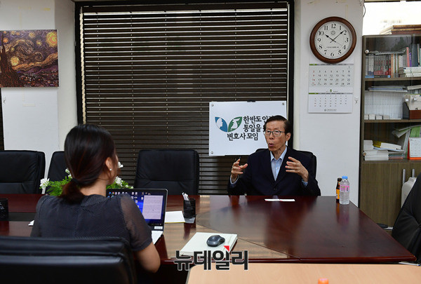 ▲ 20일 서울 서초구 서초동에 위치한 '한반도인권과통일을위한변호사모임(이하 한변) 사무실에서 김태훈 상임대표가 발언을 하고 있다. ⓒ뉴데일리 정상윤 기자