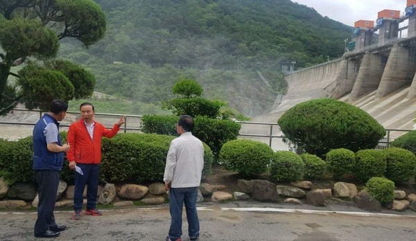 ▲ 지난 18일 박덕흠 의원과 임회무 충북도의원 등이 괴산수력발전소를 방문해 폭우 피해 상황을 점검하는 모습.ⓒ임회무 충북도의원SNS