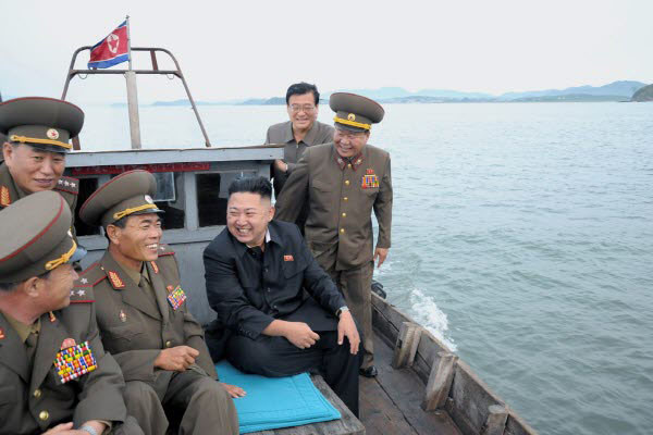 2012년 8월 낙도를 방문하기 위해 어선을 탄 김정은. 직접 타보니 탈북하기 좋은 수단이라는 것을 느꼈나 보다. ⓒ北선전매체 화면캡쳐.