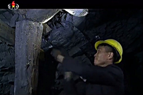 ▲ 중국에 몰래 들여온 북한산 정광(精鑛.불순물 제거 후 품도 수준을 높인 광석)이 변경지역에 그대로 방치돼 있는 것으로 알려졌다. 사진은 북한 득장지구탄광 연합기업소관련 北'조선중앙방송' 보도 일부.ⓒ北선전매체 보도영상 화면 캡쳐