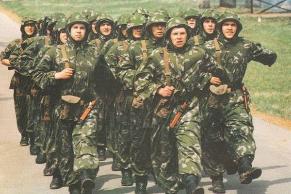 ▲ 냉전 시절 동독에 주둔하던 소련군들. 소련은 독일 통일 직후까지 33만 8,000여 명의 병력을 주둔시켜 놓고 있었다. ⓒ美퍼니정크 닷컴 화면캡쳐.