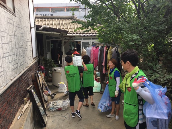 ▲ 한국건강관리협회 충북·세종지부 직원 및 어머니사랑봉사단이  20일 충북 청주시 비하동 일대 수해복구 현장을 찾아 봉사활동을 가졌다.ⓒ한국건강관리협회 충북세종지부