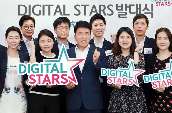 ▲ 함영주 KEB하나은행장(가운데)과 디지털 스타스로 선발된 직원들이 19일 서울 을지로 본점에서 기념 촬영을 하고 있다. ⓒ KEB하나은행