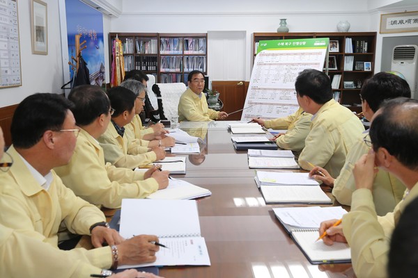 ▲ 이승훈 충북 청주시장이 집무실에 폭우피해 상황판을 설치하고 직원들에게 설명하고 있다.ⓒ청주시