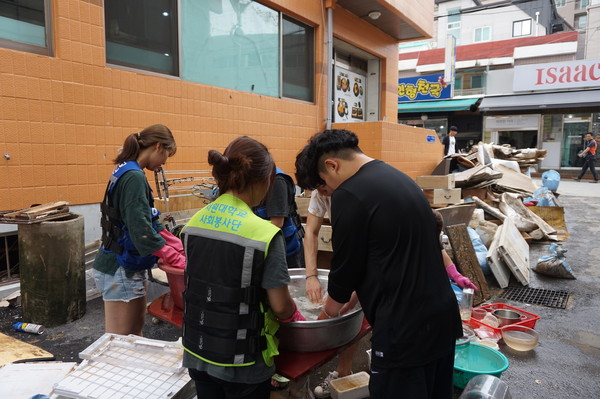 ▲ 서원대 봉사단이 청주시 모충동 수해지역 복구에 힘을 보탰다.ⓒ서원대