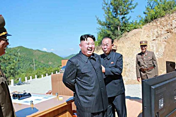▲ 북한이 핵·미사일 개발에 최대 30억 달러(한화 약 3조 4,000억 원)을 쏟아 붓고 있는 것으로 알려졌다. 사진은 지난 4일 '화성-14형' 시험발사 현장을 찾은 김정은.ⓒ北선전매체 홈페이지 캡쳐