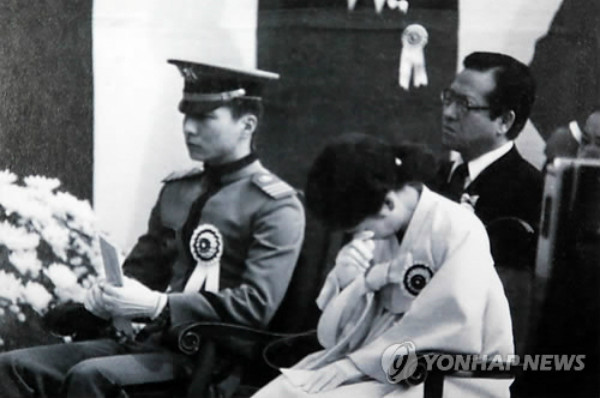 ▲ 1979년 11월 3일, 구 중앙청광장에서 엄수된 박정희 전 대통령 영결식에서 오열하는 박근혜 전 대통령과 친족대표로 참석한 김종필 전 국무총리의 모습. ⓒ연합뉴스 사진DB