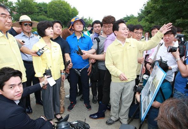 ▲ 추미애 더불어민주당 대표가 21일 충북 청주시 오송읍의 수해 피해 현장을 방문해 고규창 부지사로부터 현황 설명을 듣고 있다.ⓒ충북도