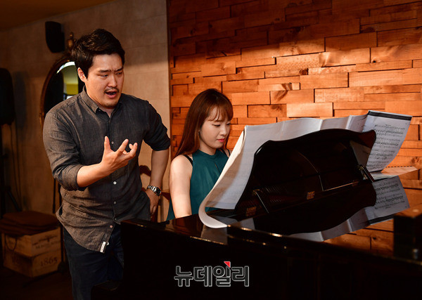 ▲ 테너 김건우가 피아니스트 한누리 반주에 맞춰 리허설하는 모습ⓒ