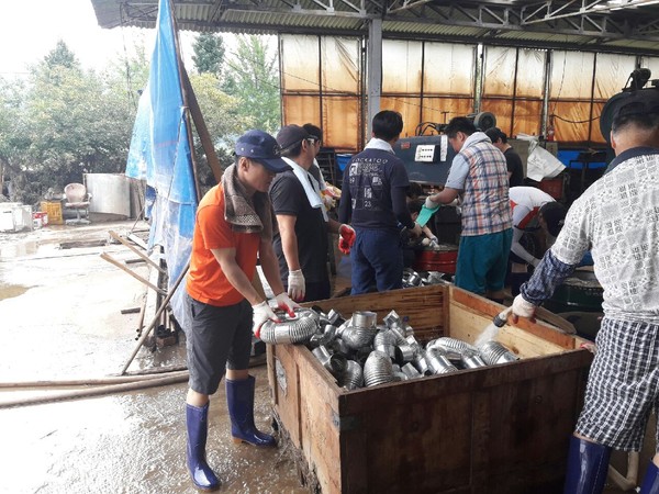 ▲ 충북지방중소기업청이 21일 수해를 입은 기업의 현장을 방문해 복구 작업을 실시하고 있다.ⓒ충북지방중소기업청