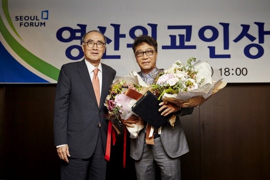 왼쪽부터 이홍구 서울국제포럼 이사장, 이수만 SM엔터테인먼트 총괄 프로듀서.  ⓒ 뉴데일리