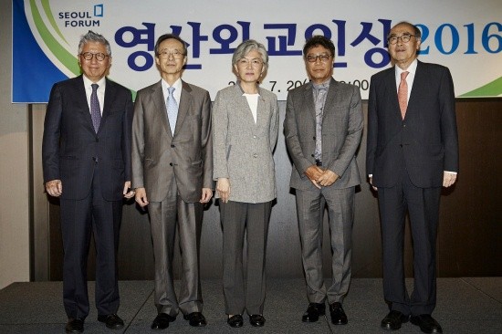 ▲ 왼쪽부터 정구현 서울국제포럼 회장, 한승주 영산외교인상위원장, 강경화 외교부장관, 이수만 SM엔터테인먼트 총괄 프로듀서, 이홍구 서울국제포럼 이사장.  ⓒ 뉴데일리