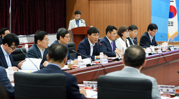 ▲ 안희정 충남지사가 21일 도내 20개 공공기관장과 간담회를 가졌다.ⓒ충남도