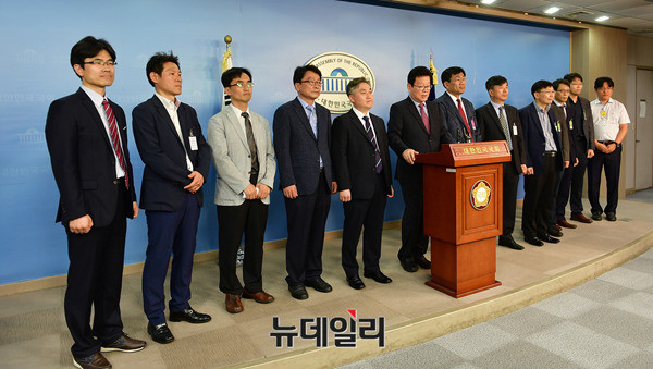 ▲ 지난 7월 5일 전국의 에너지 관련 전공교수 417명이 국회 정론관에서 '탈원전 정책' 철회를 요구하는 기자회견을 가졌다. ⓒ뉴데일리 DB.