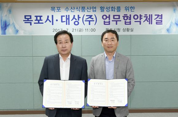 ▲ 21일 오전 목포시청에서 진행된 '수산식품산업 활성화 및 지역 동반성장' 협약식에서 임정배 대상(주) 사장(우)과 박홍률 목포시장(좌)이 기념촬영을 하고 있다. ⓒ대상