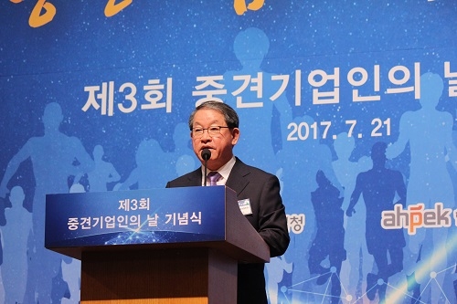 ▲ 개회사하는 강호갑 중견련 회장. ⓒ중기청