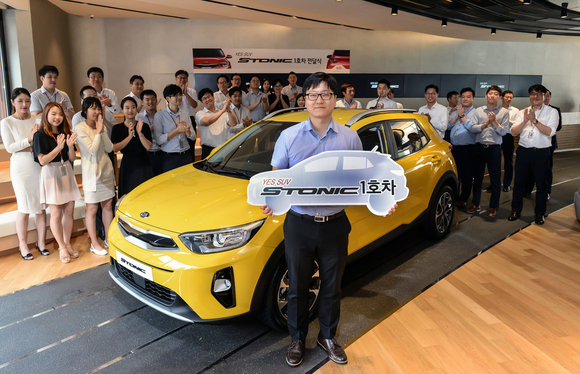 ▲ 스토닉 1호차 주인공인 장두석 씨가 기념촬영을 하고 있다.ⓒ기아자동차