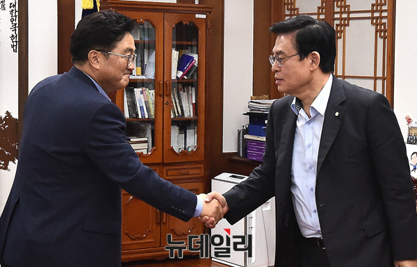 ▲ 더불어민주당 우원식 원내대표와 자유한국당 정우택 원내대표가 21일 심야, 국회의장실에서 모여 악수를 나누고 있다. ⓒ뉴데일리 이종현 기자