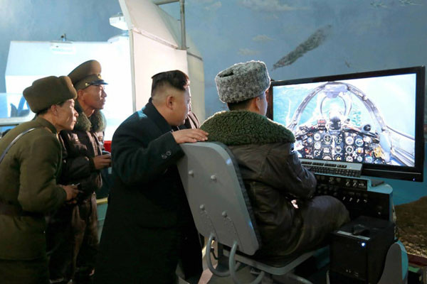 ▲ 마이크 폼페오 美CIA 국장이 북한 정권 교체를 언급해 눈길을 끌었다. 사진은 북한 공군의 시뮬레이터를 보는 김정은. ⓒ北선전매체 화면캡쳐.