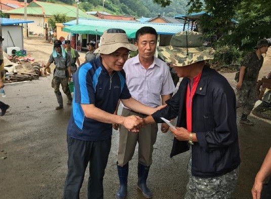 ▲ 22일 영부인 김정숙 여사가 청와대 류행렬 행정관(왼쪽)을 통해 충북 청주시 미원면 운암리 주민들에게 중복을 맞아 식사비를 전달하고 있다. 남일현 청주시의원(가운데)이 동행했다.ⓒ독자제보