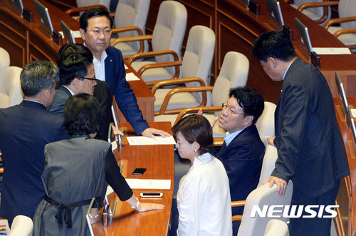 ▲ 박주민, 표창원 등 더불어민주당 의원들이 22일 오전 서울 여의도 국회 본회의장에서 열린 제352회 국회(임시회) 제3차 본회의에서 추가경정예산안(추경) 표결에 앞서 자리를 지키고 있는 장제원 자유한국당 의원과 대화하고 있다. ⓒ뉴시스 사진 DB