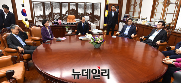 ▲ 정세균 국회의장과 여야 4당 원내대표가 21일 오후 국회 의장실에서 추가경정예산안 처리관련 긴급 회동이 갖고 있다. ⓒ뉴데일리