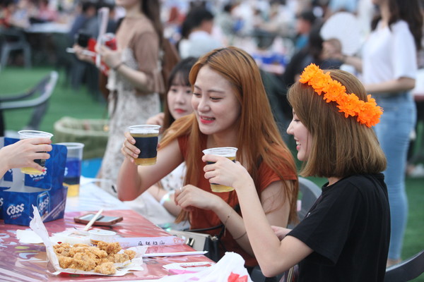 ▲ 2017대구치맥페스티벌에서 여성이 치맥을 즐기고 있다.ⓒ대구시