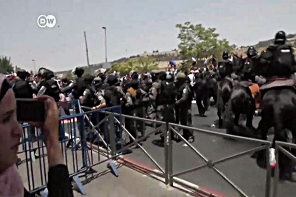 ▲ 유엔 안전보장이사회(이하 유엔 안보리)가 최근 격화되고 있는 이스라엘-팔레스타인 사이 유혈충돌에 대응, 관련 대책을 논의하기 위한 긴급회의를 개최한다. 사진은 관련 독일 '도이체빌레' 보도 일부.ⓒ독일 '도이체빌레' 보도영상 화면 캡쳐