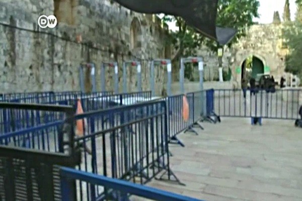 ▲ 이스라엘 당국은 보안상의 이유로 템플마운트 입구에 금속탐지기를 설치하고 50세 미만 팔레스타인인들의 출입을 통제했다. 이에 지난 21일(현지시간) 팔레스타인인들의 항의 시위가 진행됐다. 사진은 관련 독일 '도이체빌레' 보도 일부.ⓒ독일 '도이체빌레' 보도영상 화면 캡쳐