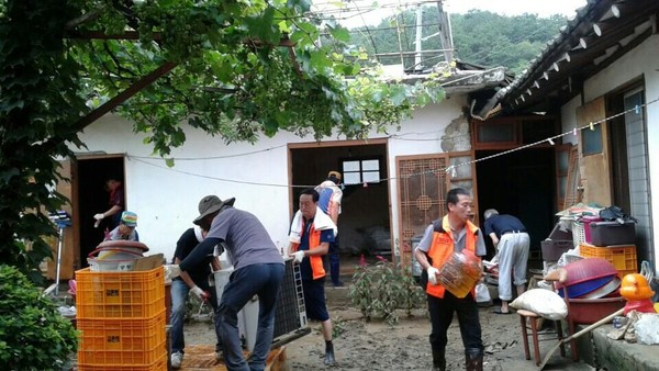 ▲ 충북 청주시 남일면 가산리의 침수된 주택에서 자원봉사자들이 가재도구를 옮기고 있다.ⓒ청주시