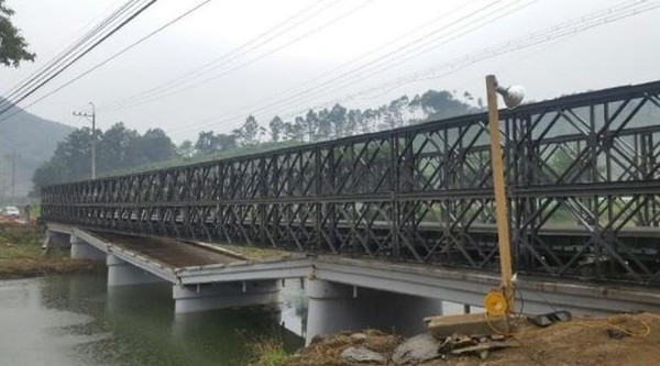 ▲ 폭우로 무너졌던 충북 청주시 낭성면 전하울교에 공병대가 투입돼 임시 가설교를 만들었다.ⓒ충북도