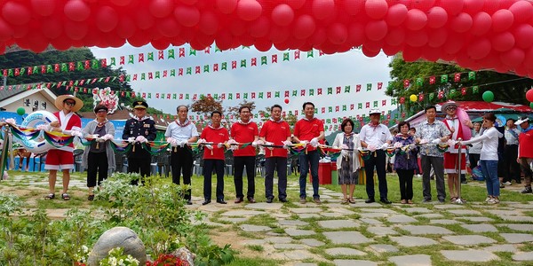 ▲ 경북도는 지난 22일 하계휴가철을 맞아 ‘2016년 한국관광의 별’ 봉화 분천역에서 서원 경북도 문화체육관광국장 등이 참석한 가운데 ‘2017 한여름 산타마을’ 개장식을 열었다.ⓒ경북도