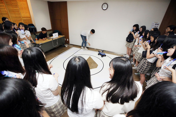 ▲ 계명대서 여학생 공학체험 행사인 2017 girls Engineering Week가 열려 학생들이 전공체험을 하고 있다.ⓒ계명대