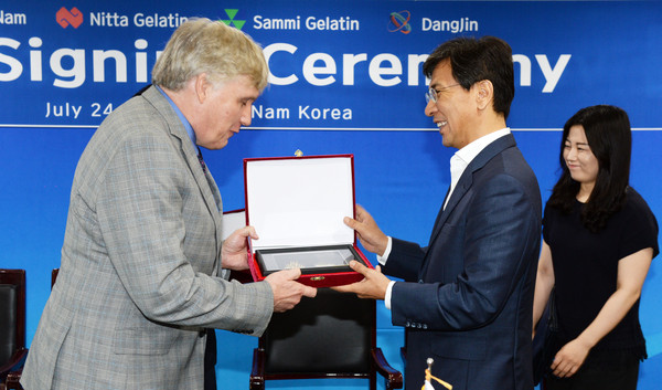 ▲ 안희정 충남도지사가 24일 일본 니타젤라틴사와 투자협약을 하고 있다.ⓒ충남도