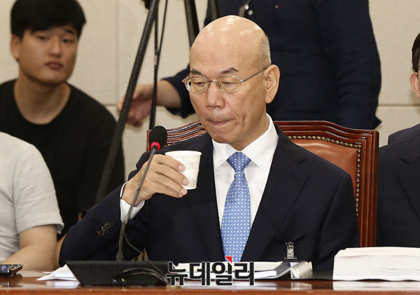 19일 국회 인사청문회장에서 물을 마시고 있는 이효성 방통위원장 후보자. ⓒ 뉴데일리 이종현 기자