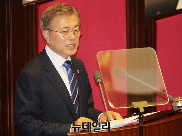 ▲ 24일 정부와 더불어민주당은 의원회관 제8간담회실에서 당정협의를 개최했다. 사진은 국회에서 추가경정예산안 필요성을 설명하는 문재인 대통령. ⓒ뉴데일리 DB