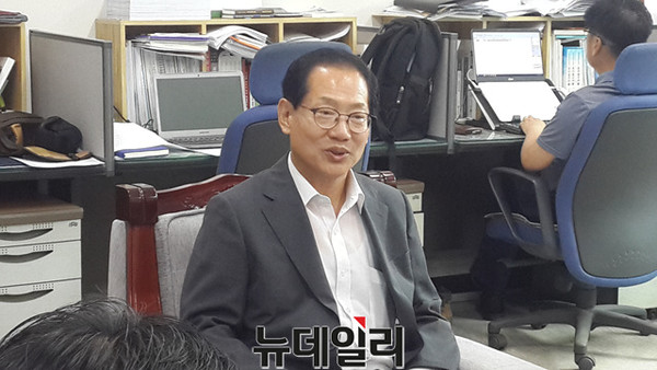 ▲ 오제세 더불어민주당 충북도당위원장이 24일 도청에서 최병윤 도의원 징계 등에 관해 설명하고 있다.ⓒ김종혁 기자