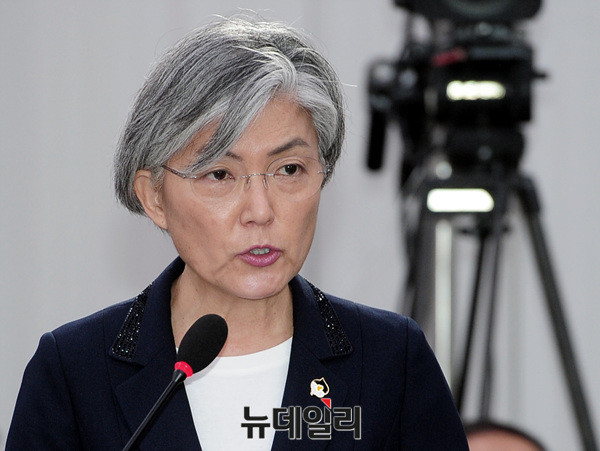 ▲ 강경화 외교장관이 12.28 한·일 위안부 합의에 대해 “검토 후 앞으로 나아갈 방향을 모색하고자 준비하고 있다”고 23일 밝혔다. 사진은 위안부 할머니들로부터 받은 뱃지를 달고 있는 강경화 외교장관.ⓒ뉴데일리 DB