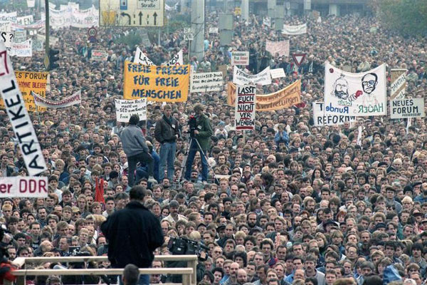 1989년 11월 초 동베를린에서 열린 여행 자유화 촉구 시위. 베를린 장벽 붕괴의 시작이었다. ⓒ위키피디아 공개사진.