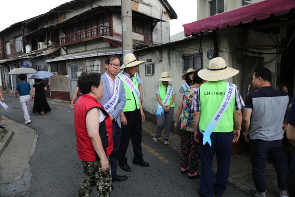 ▲ 한국토지주택공사 대구경북지역본부(본부장 한병홍)는 24일 대구 중구에서 지역사회와 함께하는 이념아래 여름철 맞이 릴레이 사회공헌활동 제3탄 쪽방거주자 사랑나눔 봉사활동을 실시했다.ⓒLH 대경본부